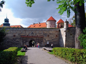 Mury zamku z bramą wejściową.