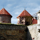 Mury obronne zamku z wieżyczkami.