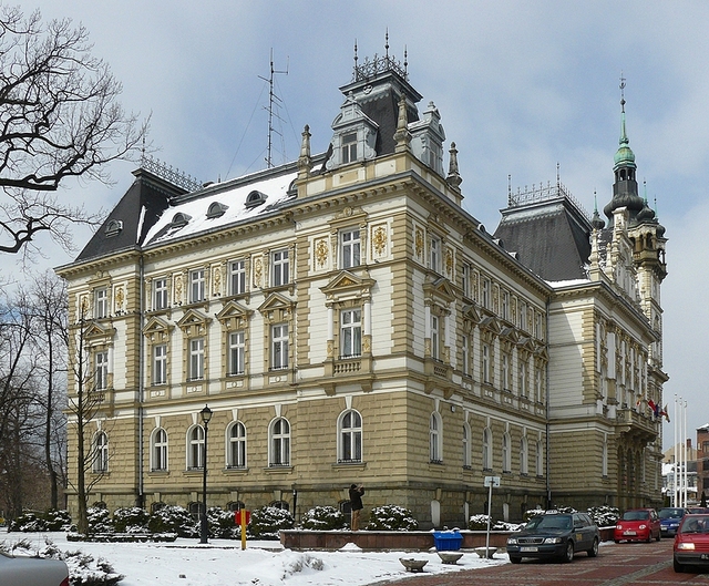 Zabytkowy Ratusz w Białej.