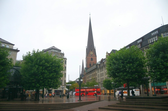 Rathausmarkt i wieża kościoła St Petri