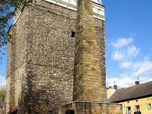 Wieża bramna i obelisk.