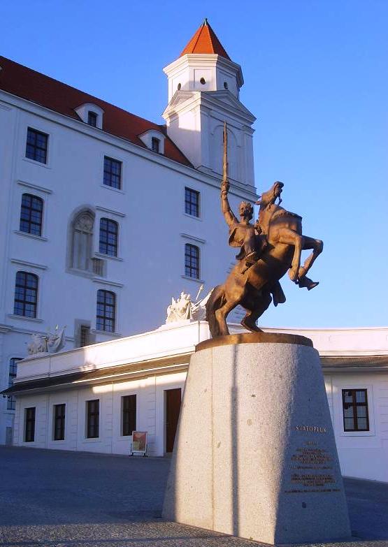 Pomnik księcia Świętopełka na zamkowym dziedzińcu.