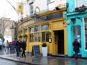 pastelowe budynki wzdłuż Portobello Road