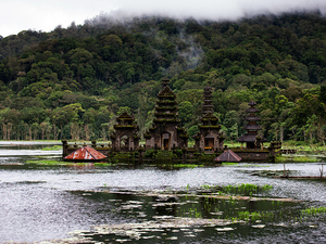 Świątynia na Jeziorze Tamblingan