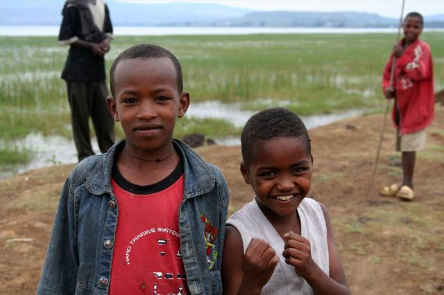 Dzieciaki nad jeziorem Awassa