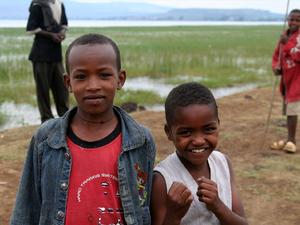 Dzieciaki nad jeziorem Awassa