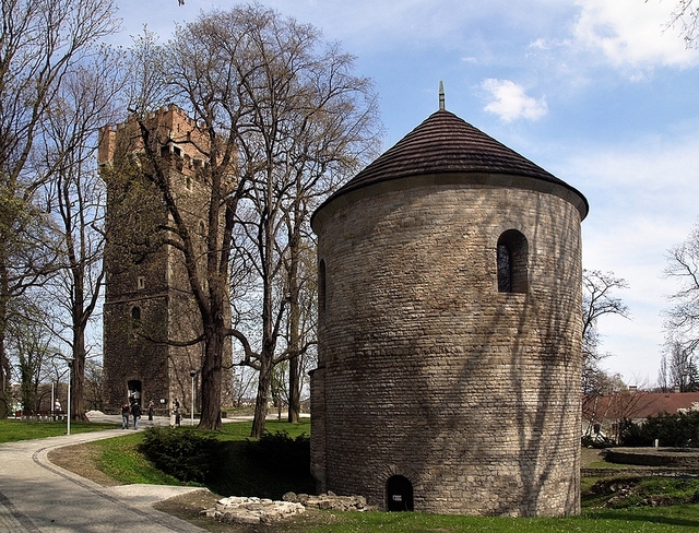 Rotunda i Wieża Piastowska.