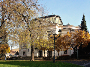 Teatr w jesiennej szacie.