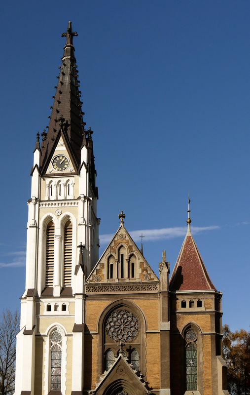 Wieże katolickiego kościoła.