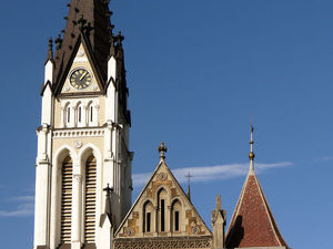 Wieże katolickiego kościoła.