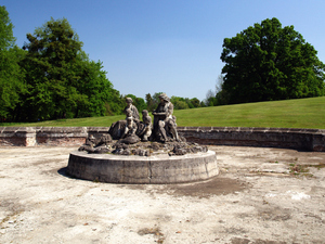 Pałac w Sylcherzowicach- fontanna