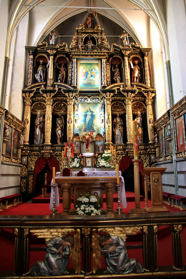 ołtarz w kościele Wniebowzięcia Najświętszej Maryi Panny