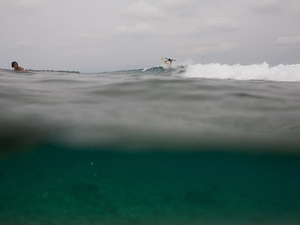 Surfing niedaleko Kuta