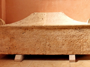 kamienny sarkofag z IX wieku