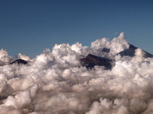 Mt Rinjani w chmurowej pierzynce