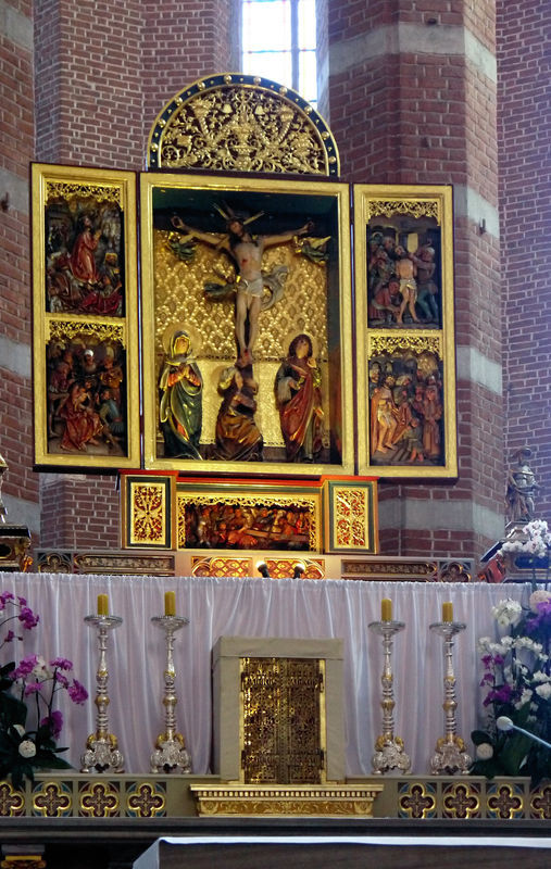 Ołtarz główny w nyskiej Katedrze. 