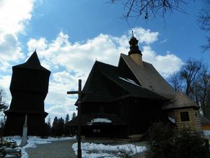 Poniszowice, drewniana dzwonnica i kościół