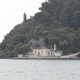 Kapliczka po drugiej stronie zatoki w Nidri