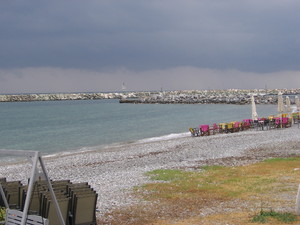 Plaża kamienista przy promenadzie