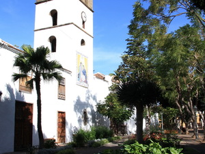 Kościół w otoczeniu zieleni