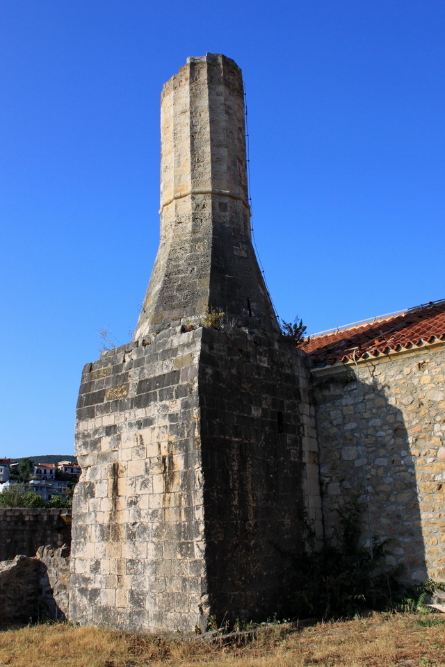 ułamany minaret