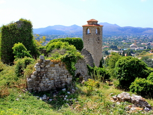 ruiny miasta i wieża zegarowa