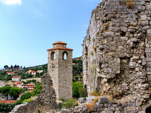 ruiny miasta i wieża zegarowa