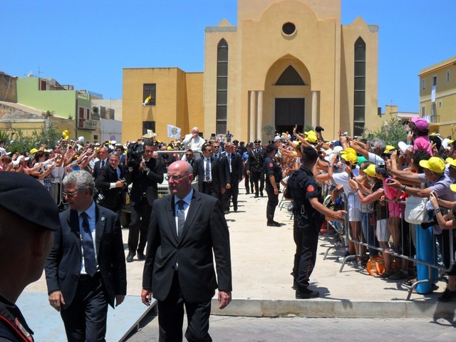 Papież żegna się z Lampeduzą