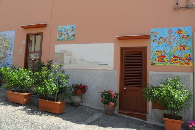 Na ścianach murale, malowane i ceramiczne