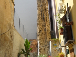 Przedziwna wieża na podwórku w La Kalsa