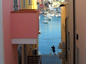 Zaułek z widokiem na Porto Vecchio