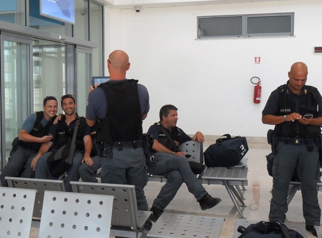 Wesoła grupa policjantów na lotnisku