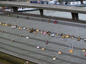 Zwyczaj z Pont des Arts przenosi się na inne mosty :)
