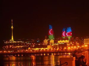 Baku nocą   widoki z promenady