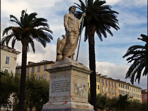Bastia, Plac St-Nicolas, posąg Napoleona