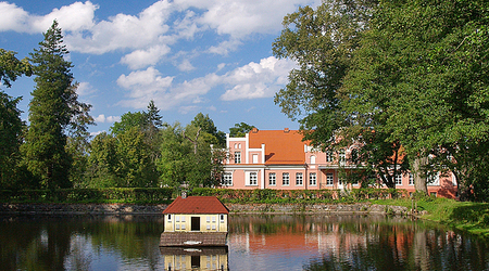 Pałac Przebendowskich w parku miejskim.