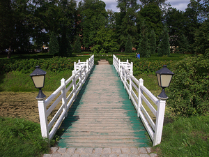 Mostek w parku pałacowym.