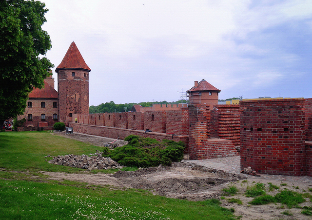 Mury obronne zamku.