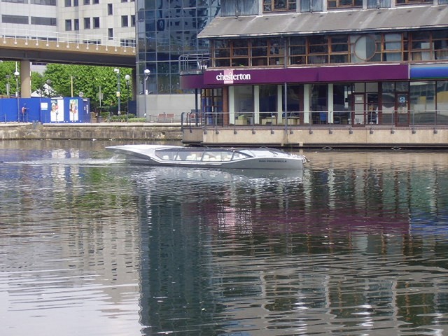 Futurystyczna łódź.