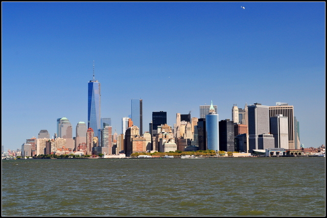 Widok z promu Staten Island Ferry na Manhattan
