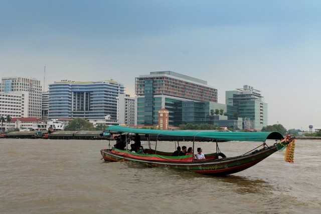 nowoczesny Bangkok widziany od str.rzeki Menam