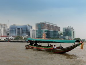 nowoczesny Bangkok widziany od str.rzeki Menam