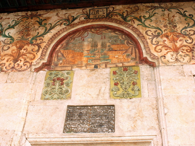 Freski nad wejściem do meczetu