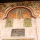Freski nad wejściem do meczetu