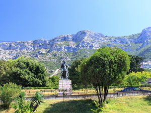 Pomnik Skanderbega i góry