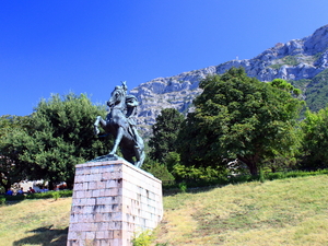 Pomnik Skanderbega i góry