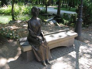 Park Zamkowy - ławeczka -pomnik Alicji Habsburg