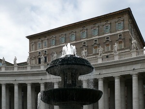 Fontanna na placu św. Piotra i okna papieskie