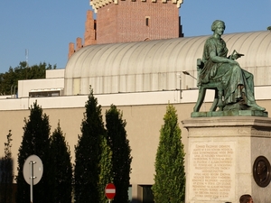 na placu przed galerią