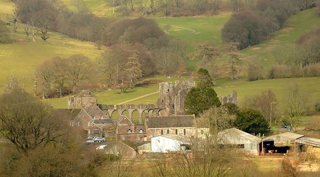 Llanthony Priory z oddali